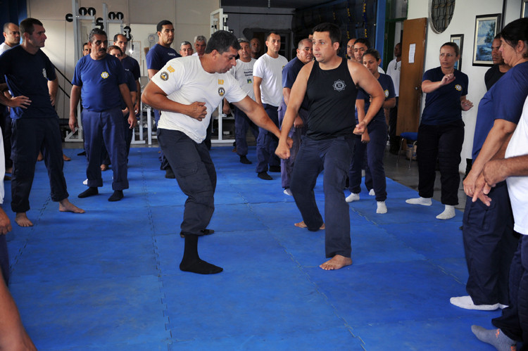 . A aula está sendo ministrada pelo professor de artes marciais e guarda municipal, Gustavo Teixeira de Oliveira (Foto: secom)