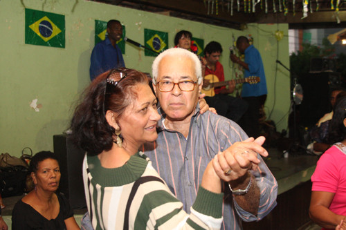 Os idosos estão eufóricos com o próximo baile (Foto: Gerson Gomes)