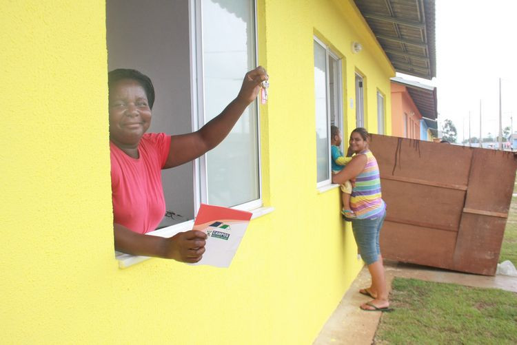 Marli Almeida, 43 anos, era moradora da Margem da Linha e foi contemplada junto com o marido e as duas filhas com uma casa no condomínio de Ururaí (Foto: Rodolfo Lins)