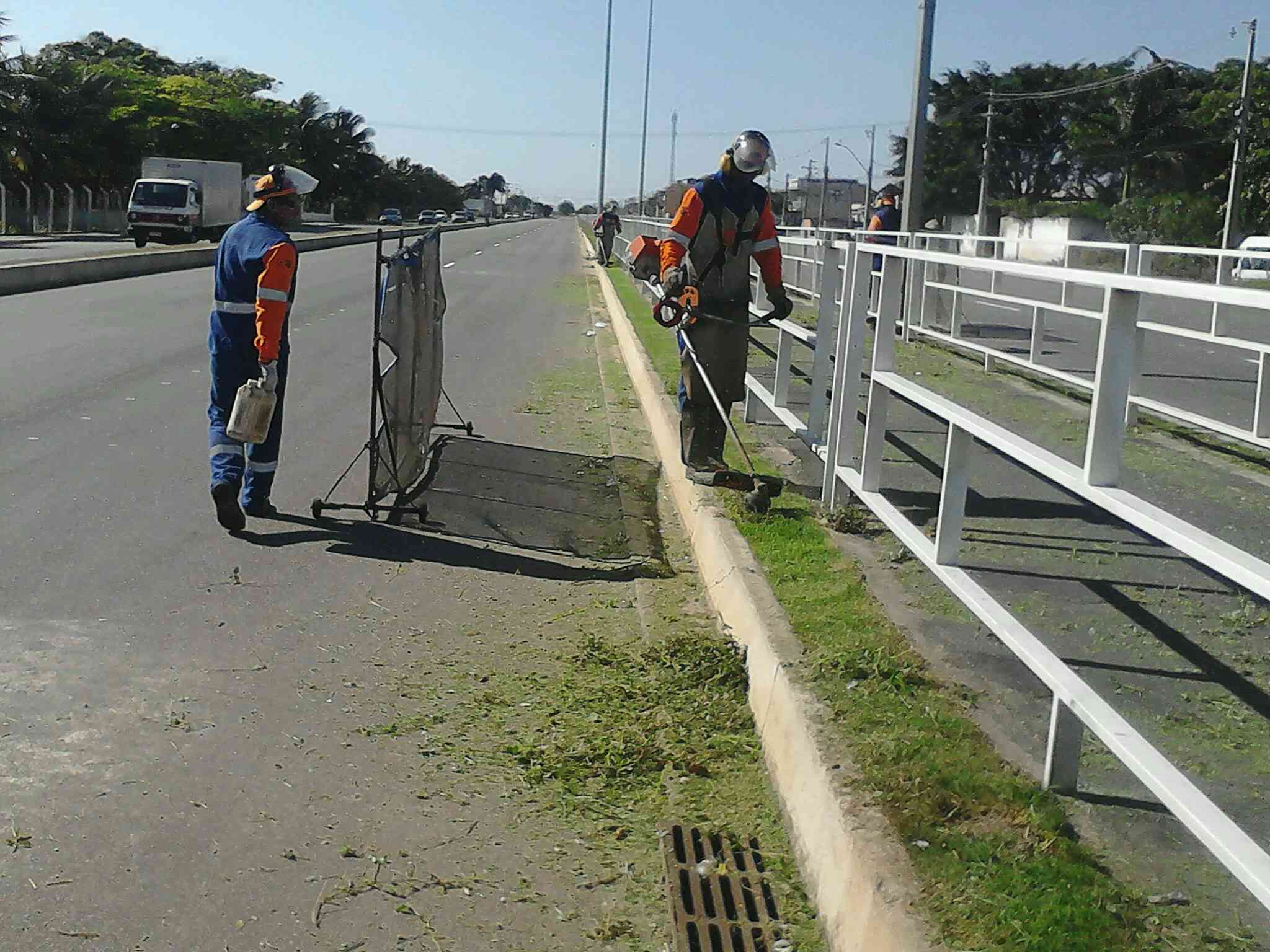 Equipe de limpeza na RJ-216, nas imediações dos bairros Parque Imperial, Residencial Santo Antônio e Parque Bela Vista (Foto: Divulgação)