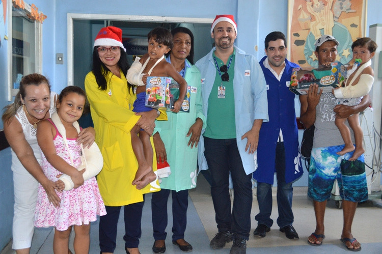 O grupo distribuiu presentes e fez a alegria da criança, que estava na Pediatria do HFM (Foto: Divulgação)