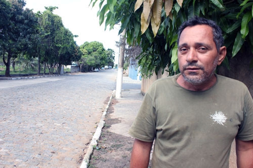 Luiz Carlos Gomes, 49, morador da Rua 1, está feliz porque, hoje, não sofre mais com os alagamentos da rua, que recebeu obras de macrodrenagem (Foto: Secom)