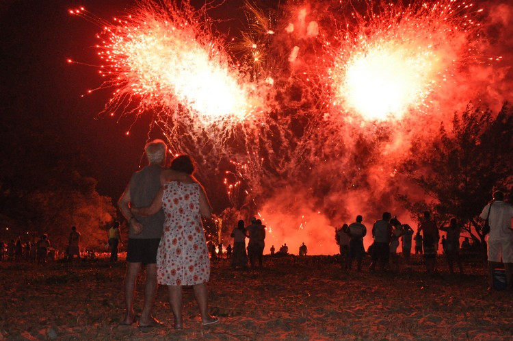 A queima de fogos, que durou 10 minutos, na praia campista, anunciou a chegada (Foto: Rodolfo Lins)