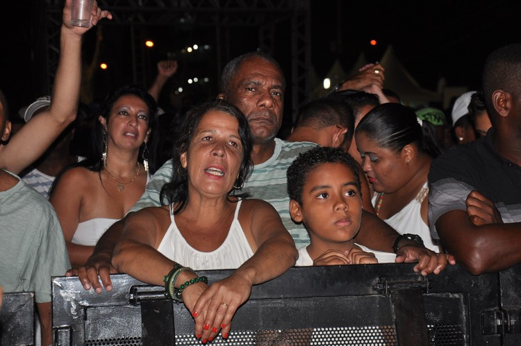 As famílias curtiram o show da banda Cheiro de Amor na praia campista (Foto: Rodolfo Lins)