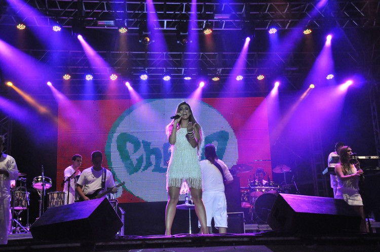 A vocalista Vina Calmon e banda comandaram a festa da virada na Praia do Farol (Foto: Rodolfo Lins)