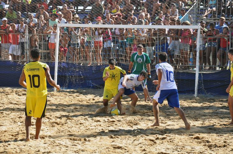 O Campeonato de Futebol de Areia do Farol de São Tomé, que é uma competição tradicional e de grande rivalidade na praia campista, vai ter início nesta terça-feira (13) (Foto: Secom)