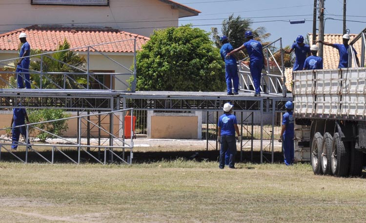 O palco, com 16 metros de largura por 12 metros de cumprimento, começou a ser montado na sexta-feira, e vai ficar pronto nesta quarta-feira (Foto: Rodolfo Lins)