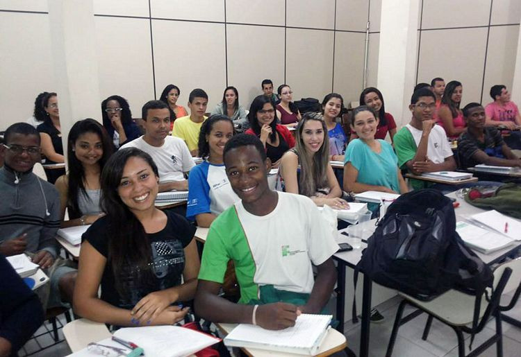 Entre os cursos oferecidos pela Superintendência de Igualdade Racial estão o de Inglês e Pré-Vestibular Social (Foto: Secom)