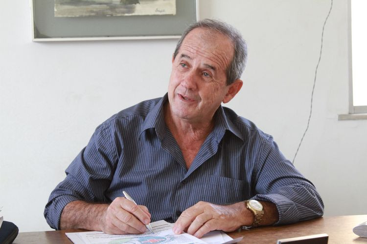 O gerente da Vigilância Sanitária, Elden Pereira, explica os cuidados que os consumidores devem ter (Foto: Rodolfo Lins)
