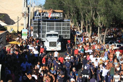 Os trios elétricos são acompanhados por guardas municipais e ambulâncias (Foto: Roberto Joia)