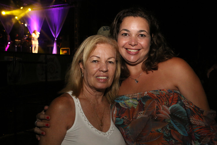 Estamos aqui com as crianças, desfrutando desse show maravilhoso, com essa brisa do mar, neste lugar lindo que é a laguna do Lagamar, declarou Lilian Mansur, ao lado da mãe, Dona Lea Mendes Mansur (Foto: Gerson Gomes)