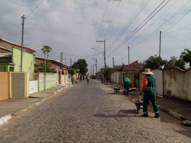 Equipes padrão realizam os trabalhos de capina, varrição, roçada, desobstrução de bueiros, remoção de entulhos e pintura de postes e meios fios (Foto: Divulgação)