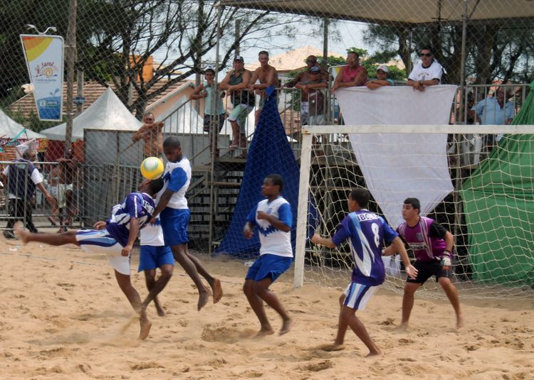 A última rodada do Campeonato de Futebol de Areia do Farol, marcada para a noite desta terça-feira, vai ser importante para definir os jogos da fase decisiva da competição (Foto: Secom)