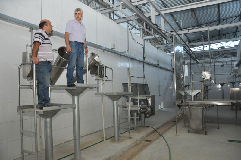 O secretário de Agricultura, Eduardo Crespo, vistooriou o frigorífico (Foto: César Ferreira)