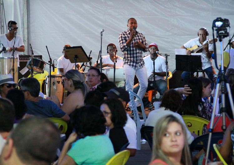 O cantor vai se apresentar no trio parado em frente ao Clube Náutico, às 22h (Foto: Rodolfo Lins)