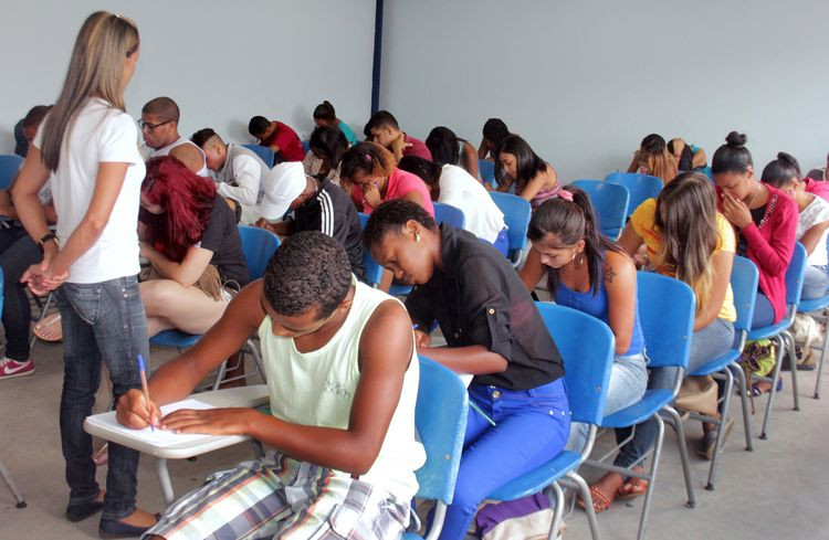 Mais de 85% dos 714 inscritos para o Programa Jovens pela Paz, fizeram prova de redação no domingo (Foto: Secom)