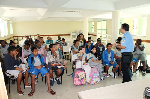 As palestras são proferidas por uma equipe multiprofissional, composta por psicóloga, pediatra, pelo guarda Ivan de Souza e pelo delegado de polícia civil, Mário Caldas (Foto: Secom)