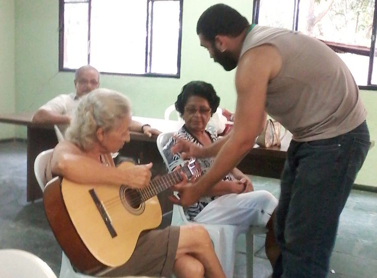 O curso de violão começou nesta segunda-feira, na Fundação Municipal de Esportes (Foto: Divulgação)