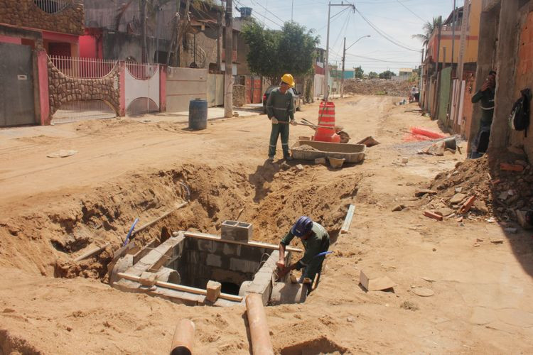 Operários trabalham no rebaixamento da Rua Antônio Hermes Abrantes, para tão logo iniciar a implantação do sistema de drenagem (Foto: Secom)