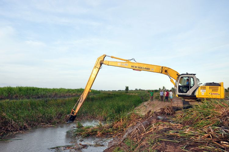 Para tentar salvar a Lagoa de Campelo, a Prefeitura de Campos iniciou a dragagem do Canal do Vigário, com retificação do seu leito, que se encontra tomado de vegetação e assoreado em diversos trechos (Foto: César Ferreira)