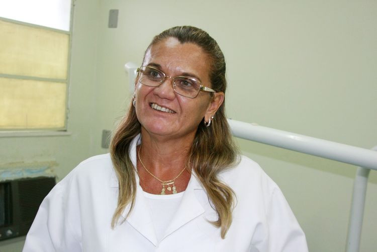 A auxiliar de saúde bucal Sandra Cardoso de Oliveira, 50 anos, está lotada da Unidade de Saúde Básica de Saúde do Servidor (Foto: Roberto Joia)