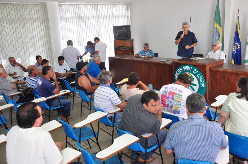 O secretário de Agricultura, Eduardo Crespo, reuniu-se nesta sexta-feira com pequenos pecuaristas que estão com dificuldades para alimentar seus rebanhos em função dos pastos secos, devido à pior seca dos últimos 94 anos (Foto: César Ferreira)