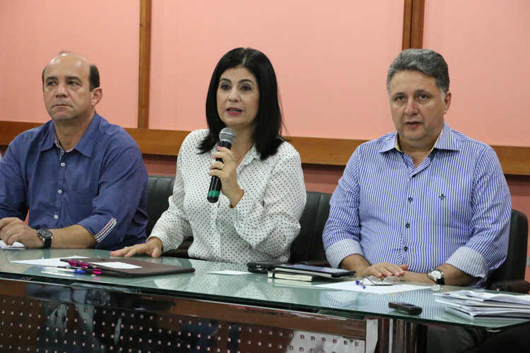 O anúncio foi feito pela prefeita nesta segunda-feira, durante a assinatura de dois decretos pelo uso racional da água (Foto: Gerson Gomes)