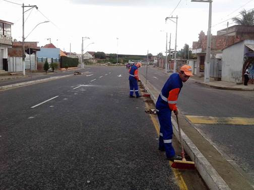 Os serviços que estão sendo executados em todo o município pelas equipes padrão da Secretaria de Limpeza Pública, Praças e Jardins (Foto: Divulgação)