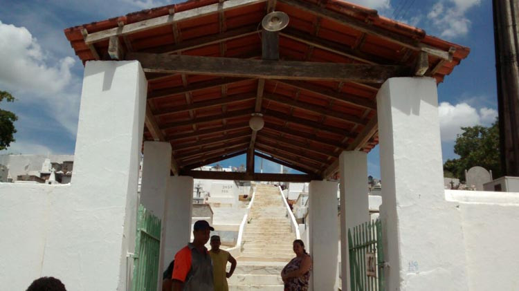 Os proprietários de sepulturas devem ir até o cemitério de Santo Eduardo levando os documentos (Foto: Divulgação)