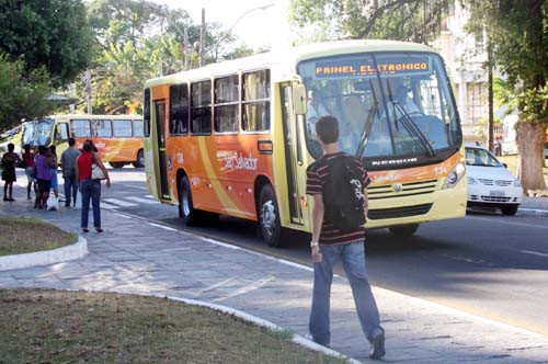 Novos veículos estão renovando a frota de ônibus da cidade e, também, atendem normas de acessibilidade (Foto: Roberto Joia)