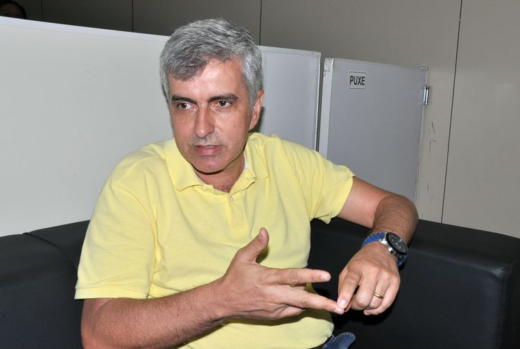 Segundo o secretário de Agricultura, Eduardo Crespo, este recurso permite fermentar a massa, e após o processo, o produtor terá alimento para o gado por até um ano (Foto: Antônio Leudo)