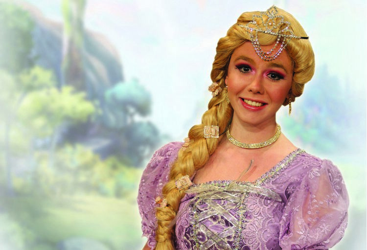 Na trama, a linda Rapunzel, que foi raptada quando ainda era bebê, em um reino, foi criada por Gótia, que sempre a tratou como uma empregada (Foto: Divulgação)