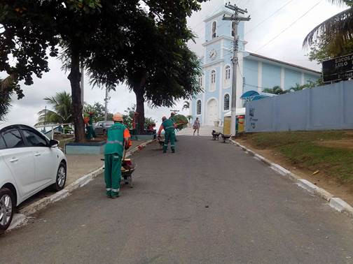 As equipes realizam serviços de capina, roçada, varrição, desobstrução de bueiros, remoção de inertes, pintura de postes e meios fios, além de lavagem de praças e terminais de ônibus (Foto: Divulgação)