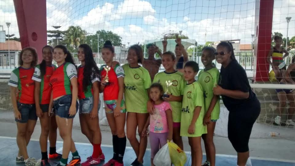 A escolinha de futsal feminino funciona na Vila Olímpica do Parque Guarus, às terças e quintas, sempre no horário das 17h (Foto: Divulgação)