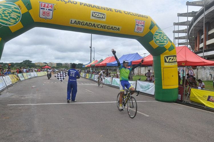 Afonso, que é integrante do Programa Bolsa Atleta, da Fundação Municipal de Esportes, venceu no último domingo, a Copa Seel de Ciclismo (Foto: Divulgação)