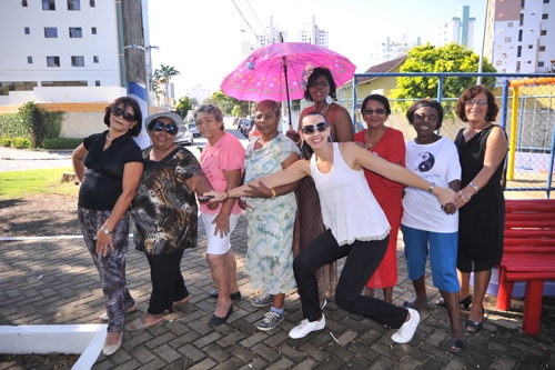 A coordenadora do projete, Feliciana Faria, com as participantes da edição anterior do projeto (Foto: Divulgação)