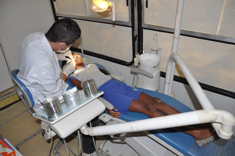 Os estudantes serão atendidos nas unidades móveis de odontologia, audiometria e oftalmologia, nos dois turnos (Foto: Secom)