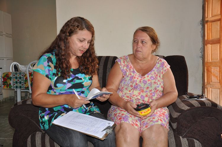 A diarista Rosimari de Souza Alvarenga, 49 anos, classifica este trabalho como forma de identificar as pessoas que não precisam do benefício (Foto: Roberto Joia)
