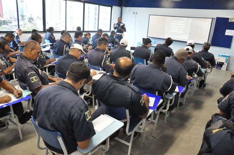 De acordo com o comandante da GCM, Wellington de Souza Levino, a parte prática vai acontecer na reta final do curso, que prossegue até o próximo dia 29 (Foto: Rodolfo Lins)