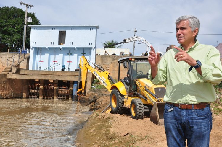 Uma das medidas está sendo realizada na comporta da tomada de água do Rio Paraíba do Sul para o Canal Coqueiros, no bairro Matadouro, em Campos (Foto: César Ferreira)