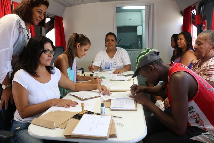 O moradores do Condomínio das Lagoas, antigo Tapera I, receberam os serviços do Viver Feliz no dia 11 de abril (Foto: Gerson Gomes)