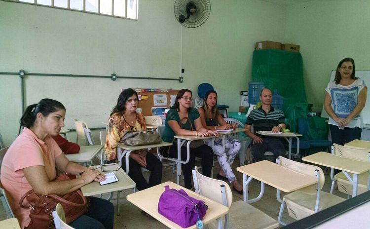A coordenadora de Língua Inglesa do Ensino Fundamental 2, Maria Celeste Cabral, busca maior aproximação com os professores das 34 escolas que oferecem o Ensino Fundamental 2 na rede (Foto: Divulgação)