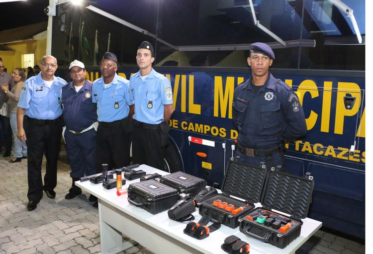 A tripulação do ônibus é formada por guardas municipais, psicóloga, médico, assistente social, policial militar e equipe multidisciplinar (Foto: Gerson Gomes)