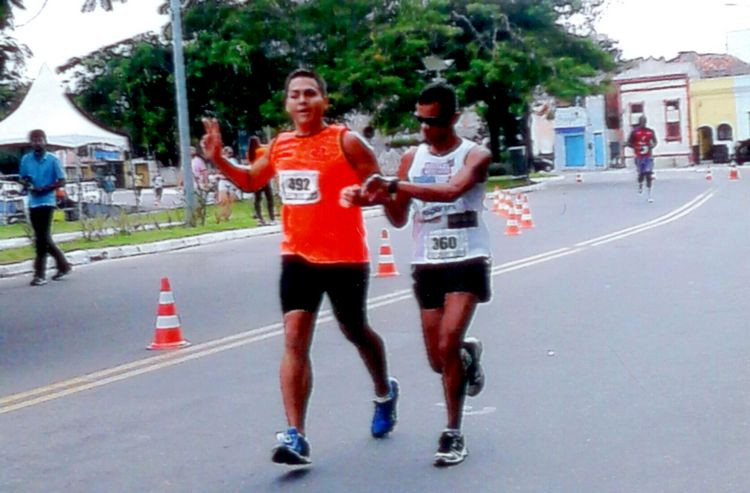 Pessoas com deficiência correndo atleta rápido corredor em