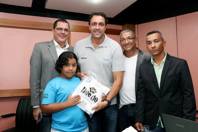 De acordo com o professor de taekwondo da FME, José Carlos Batista, os duboks (quimonos) são da Daedo, marca oficial das seleções mundiais de taekwondo e fabricante do colete eletrônico (Foto: Gerson Gomes)