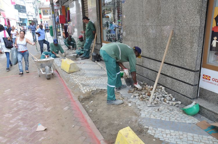 Nesta segunda-feira, operários trabalham na construção de calçadas com acessibilidade na Rua João Pessoa (Foto: Rodolfo Lins)