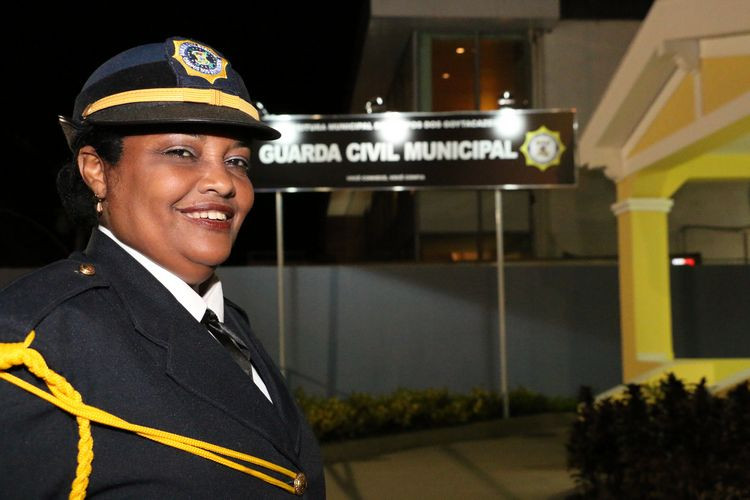 Para mim, é uma satisfação muito grande estar aqui hoje, porque foi um sonho que a gente está realizando e estou muito feliz, disse a guarda civil municipal, Isa Márcia, há 15 anos, na corporação, sobre o prédio da nova sede da entidade (Foto: Gerson Gomes)