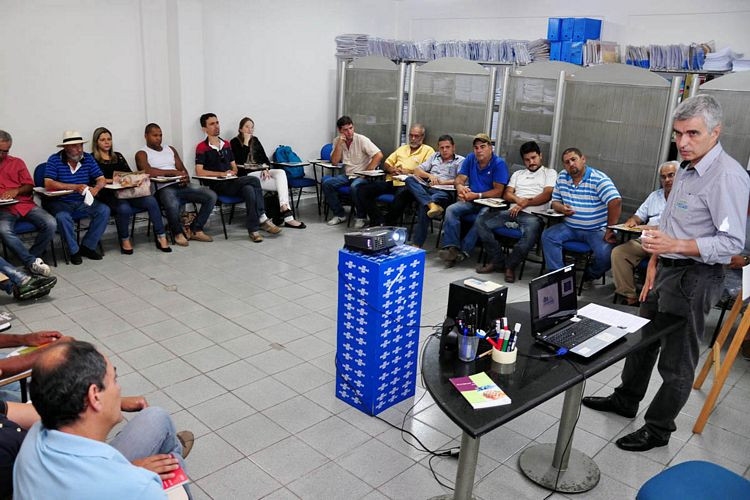 O secretário de Agricultura de Campos, Eduardo Crespo, informa que serão realizadas reuniões itinerantes em seis regiões, de forma que os produtores rurais criadores de gado não precisem se deslocar até a cidade para se cadastrarem no Programa (Foto: César Ferreira)