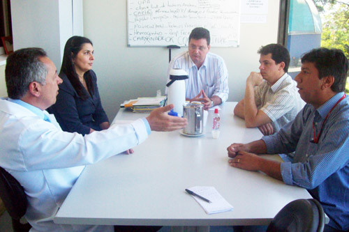 : Participaram da reunião o presidente da fundação, Ricardo Madeira; o representante da Ampla, Ricardo Rangel; o Diretor do HFM, Leonardo Ferraz, a Diretora Administrativa da Fundação, Edna Vargas, e o Engenheiro Raphael Bechara (Foto: Divulgação)