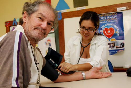 A equipe do programa realizou verificação de pressão arterial, teste de glicemia, atendimento médico, exames de eletrocardiograma, orientação, prevenção e tratamento de hipertensão arterial e diabetes (Foto: Gerson Gomes)
